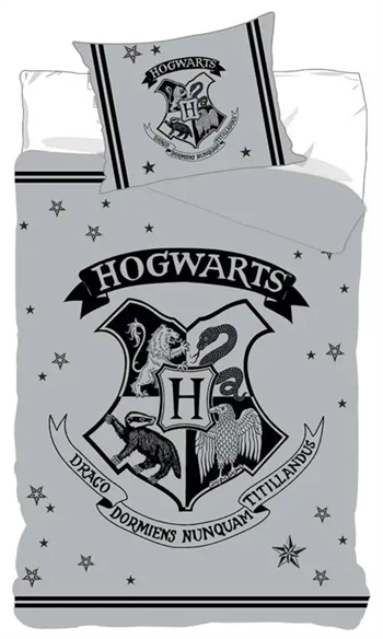 Se Sengetøj Harry Potter - 140x200 cm - Sengesæt med Hogwarts logo - Harry Potter sengetøj i 100% bomuld hos Dynezonen.dk